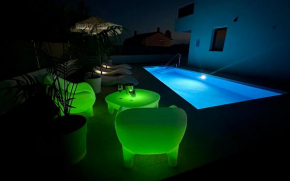 New exclusive apartment with garden and private pool near the sea